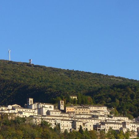 הוילה Fossato di Vico Il Risveglio Dei Sensi מראה חיצוני תמונה