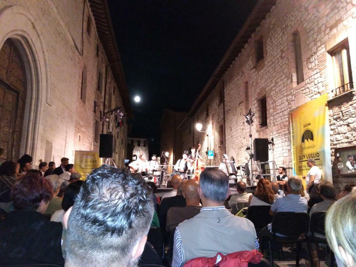הוילה Fossato di Vico Il Risveglio Dei Sensi מראה חיצוני תמונה